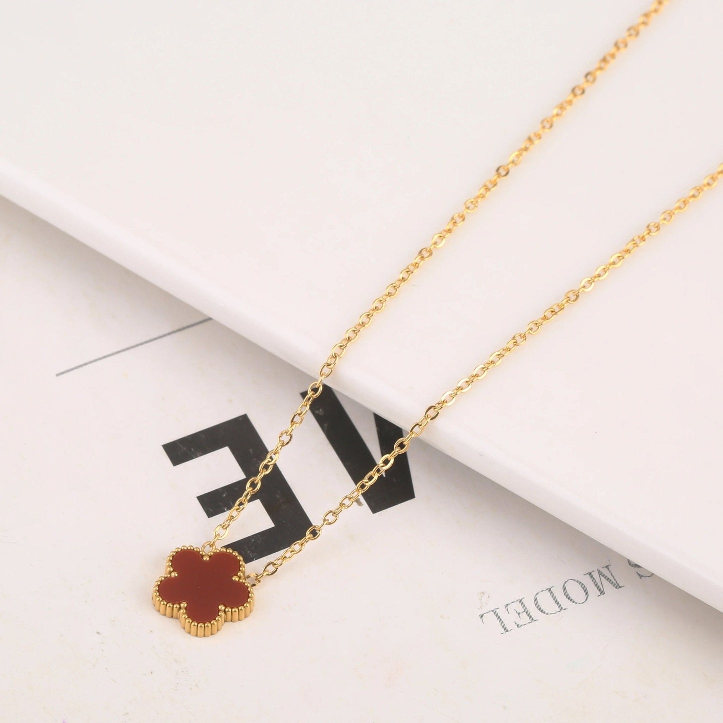 Clover | Pendant Necklace – Red Gold