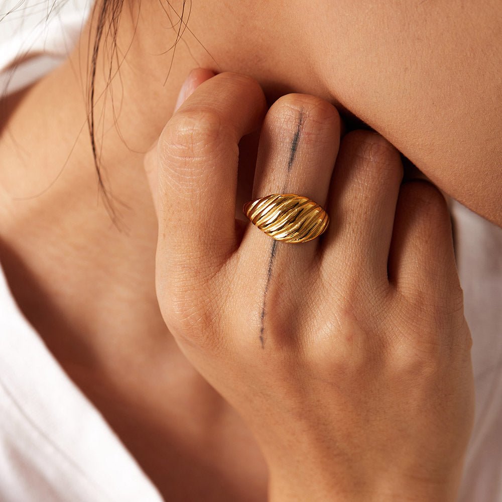 Mia Crescent Ring in Gold